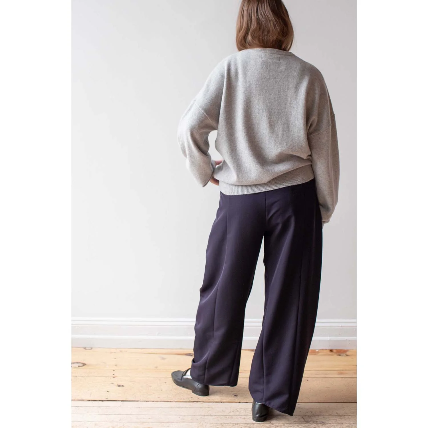 Extreme Cashmere Tes in Navy - Image 11
