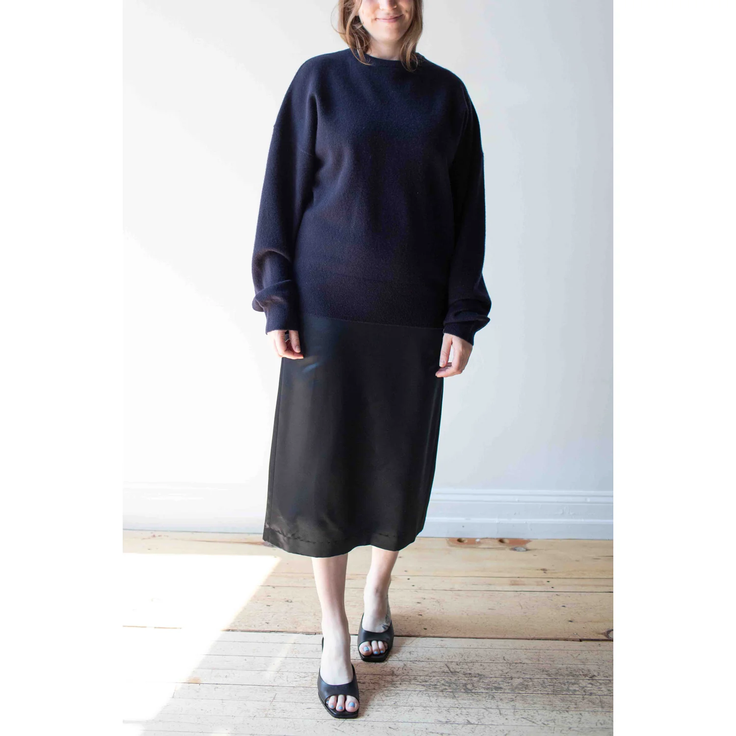 Extreme Cashmere Tes in Navy - Image 5