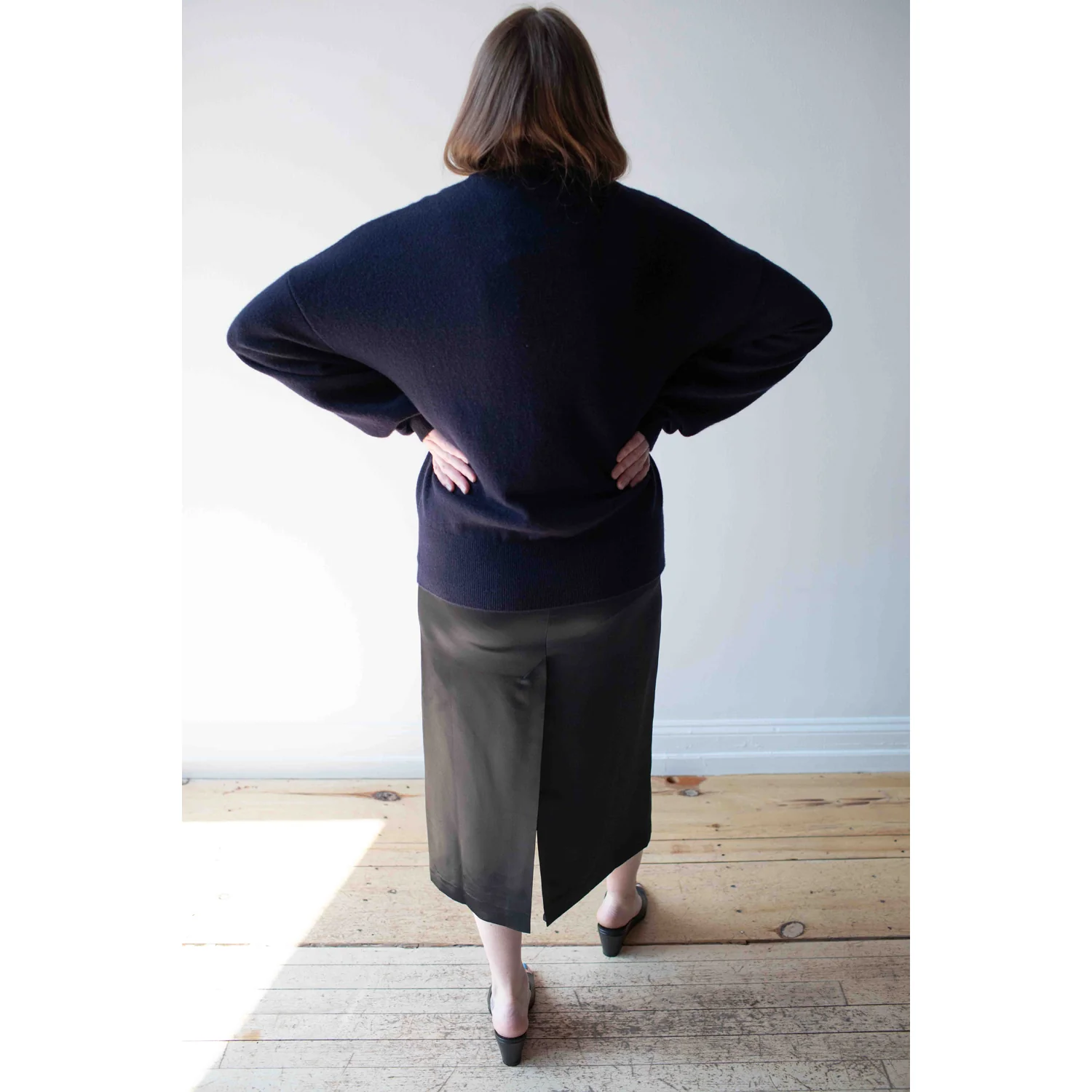 Extreme Cashmere Tes in Navy - Image 6