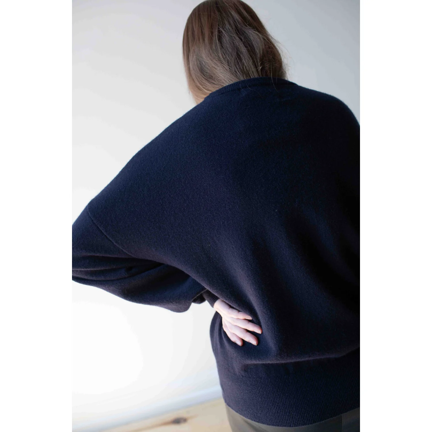 Extreme Cashmere Tes in Navy - Image 7
