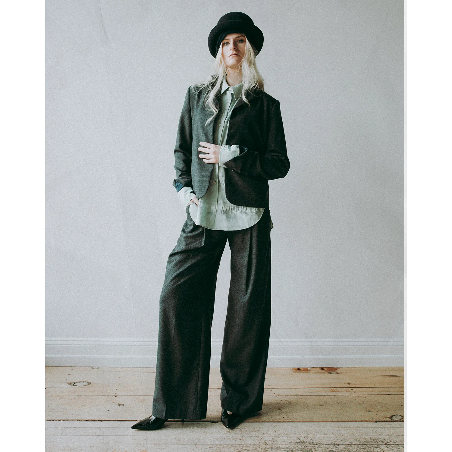 Kallmeyer Roxana Low-Rise Trouser in Navy Houndstooth - Image 4