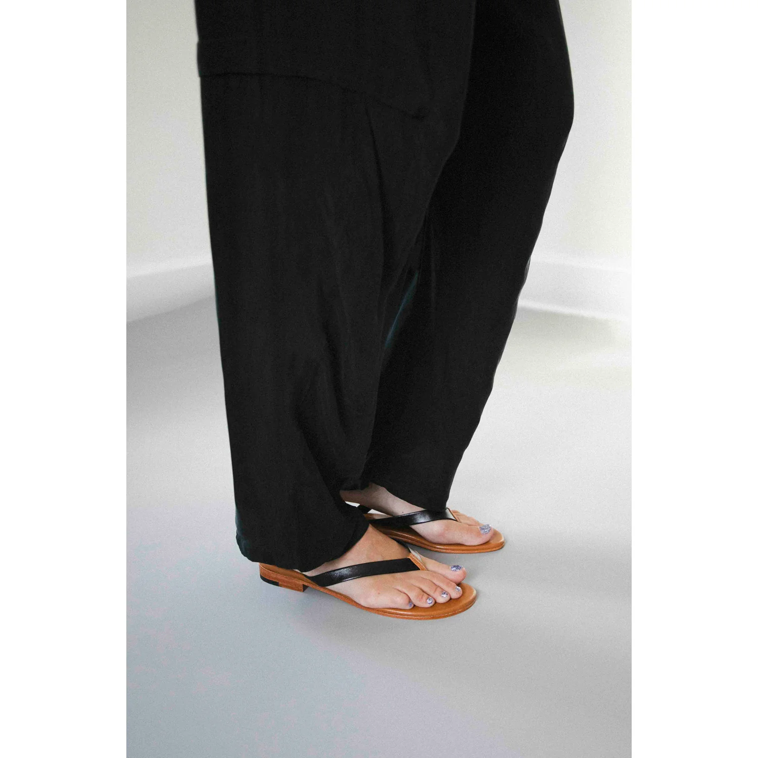 Martiniano Flip Flop in Black/Saddle - Image 4