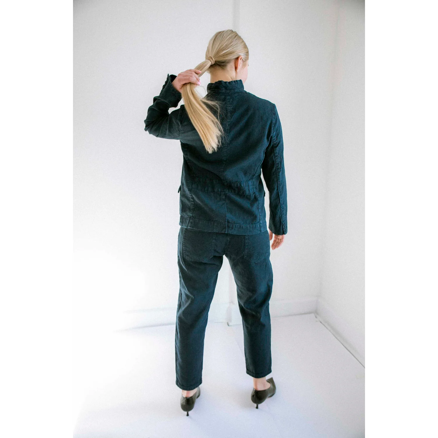 Pas de Calais Linen Cotton Soft Twill Tailored Jacket in Navy - Image 11